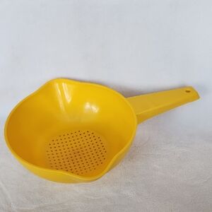 Vintage Tupperware Yellow 1 Quart Colander Strainer #1200-4 Double Spout